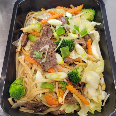 Stir-fried noodles with mixed vegetables and beef