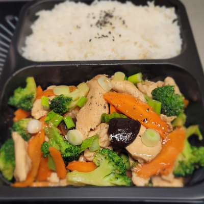 Quick stir-fry of minced chicken and mixed vegetables