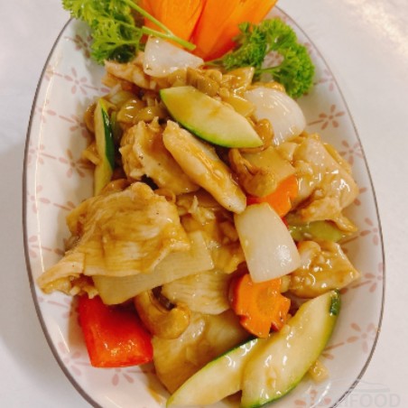 Stir fried chicken with cashew nuts